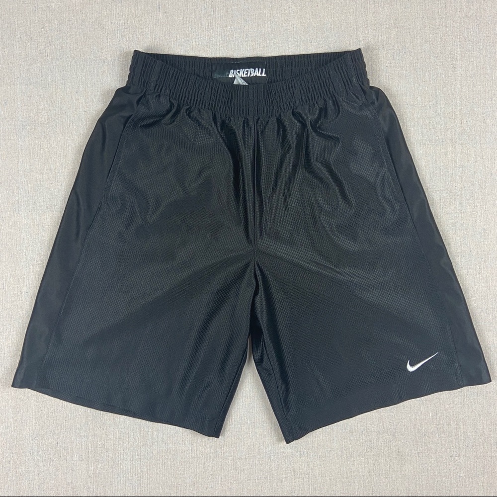 Men’s Nike basketball shorts in size M